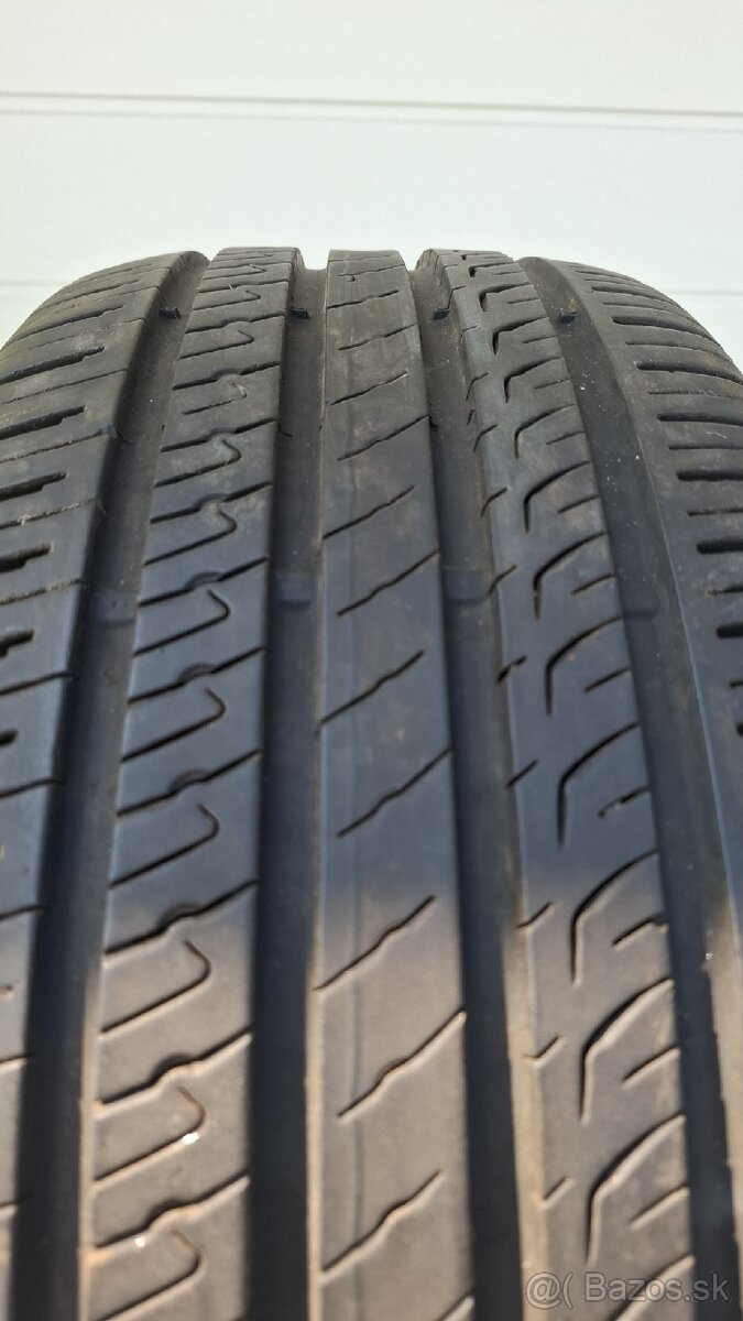 235/45R18 - 2