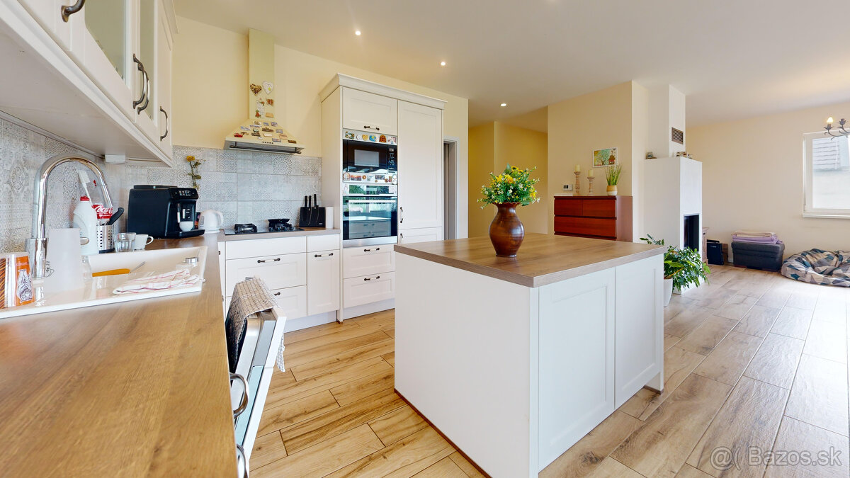 Na predaj priestranný rodinný dom v Slovenskej Novej Vsi - 2