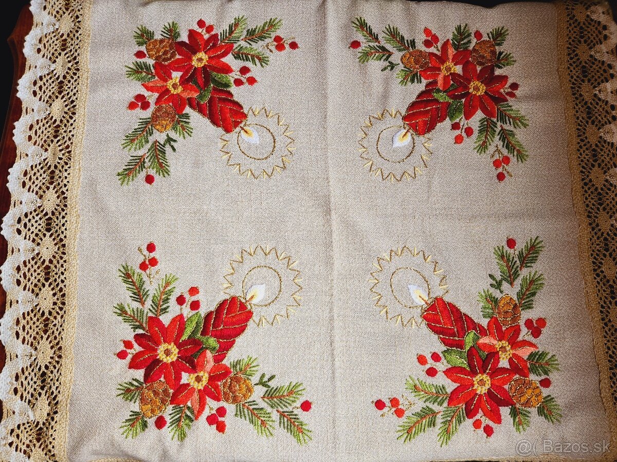 Nádherný bohato zdobený vianočný obrus s červenými sviečkami - 2