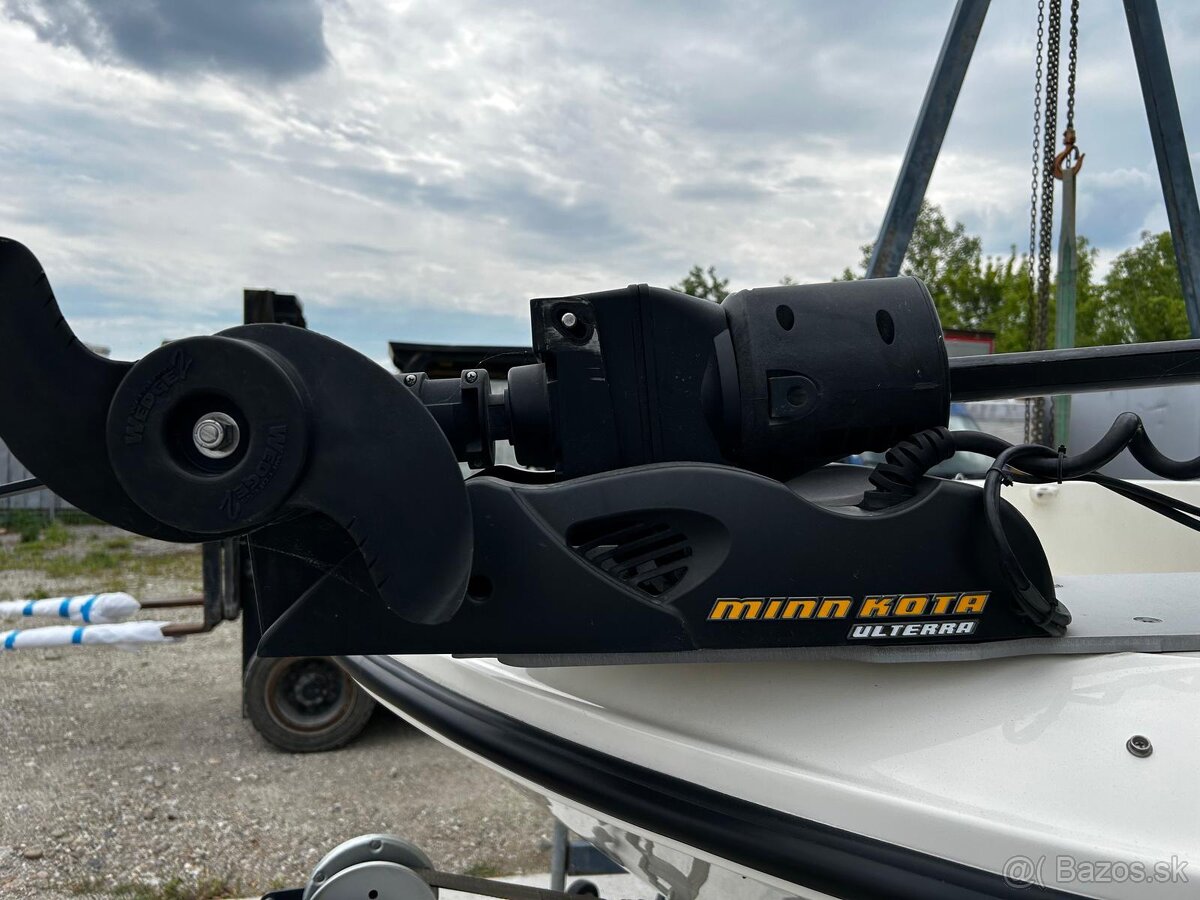 Motorový čln BAYLINER CC5E + vozík - 2