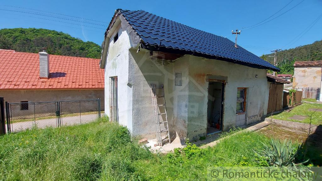 Malý domček pod lesom v mestečku Brezová pod Bradlom okr. - 2
