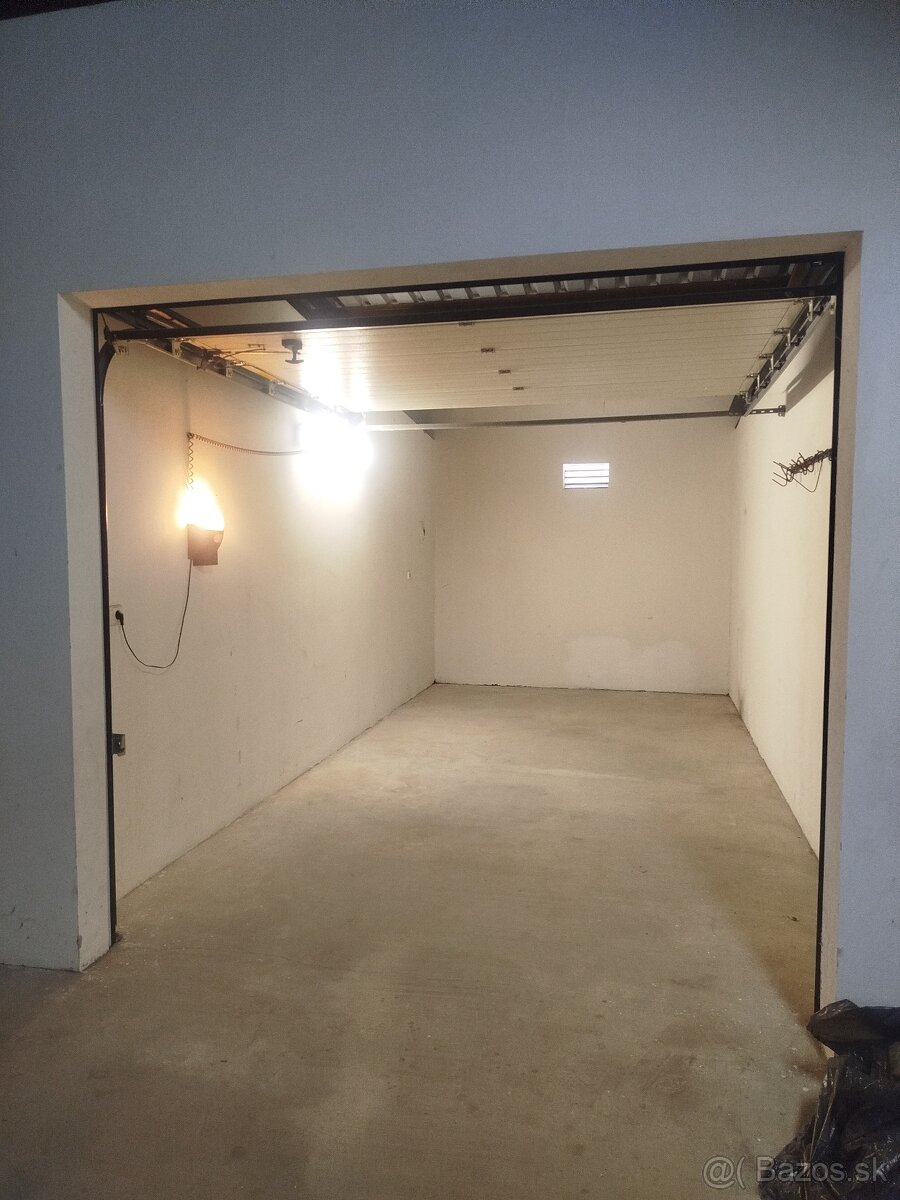 Garáž v grážovom dome Trávniky - 2
