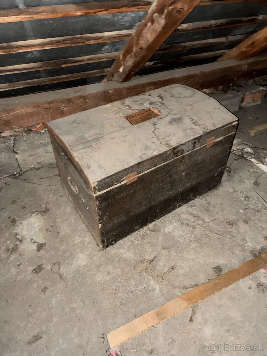 Starozitna drevena truhlica - 2