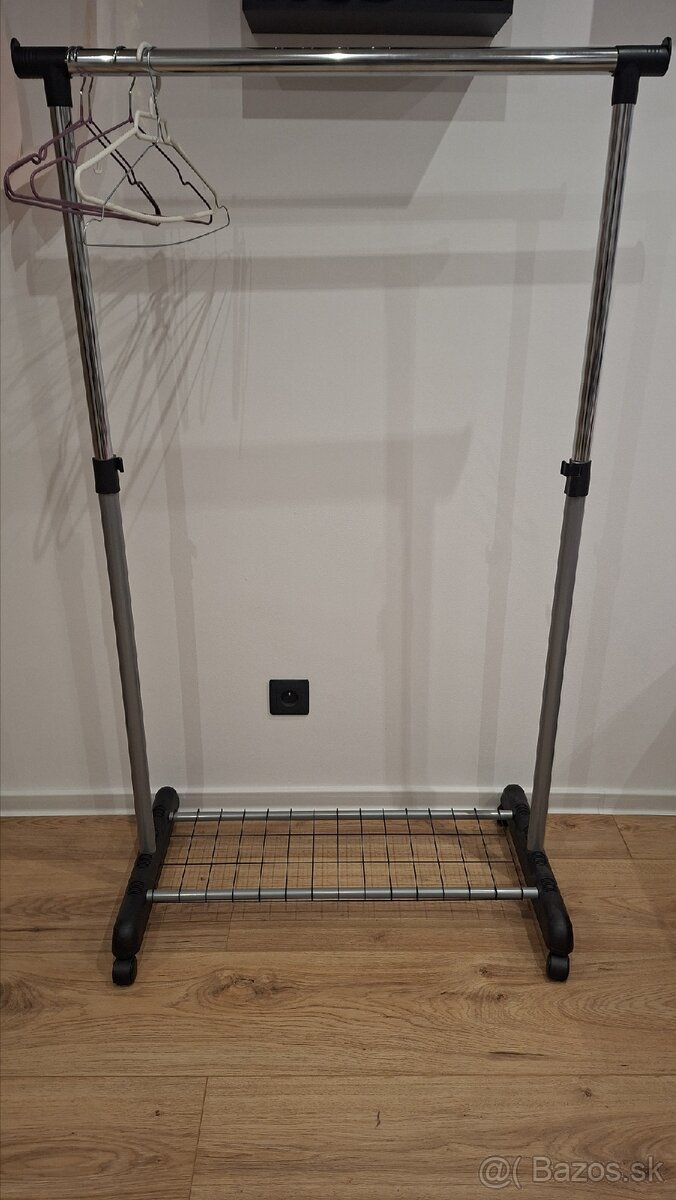 Vešiak, stojan na šaty - 2