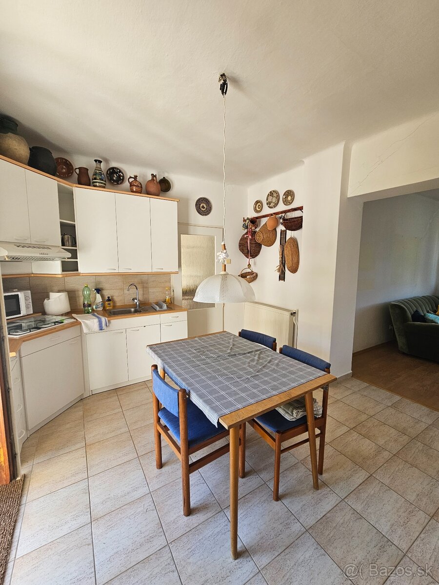 Rodinný dom s krásnym 1200m2 slnečným pozemkom - 2