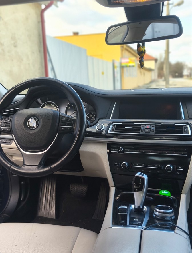 BMW 740i (3 liter benzín) r. 2014 - 2