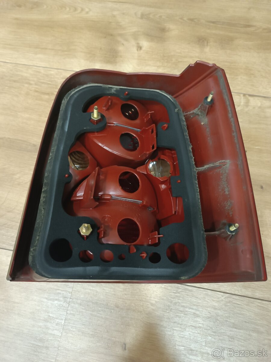 Zadné ľavé (poškodené) svetlo VW Passat B5 Combi - 2