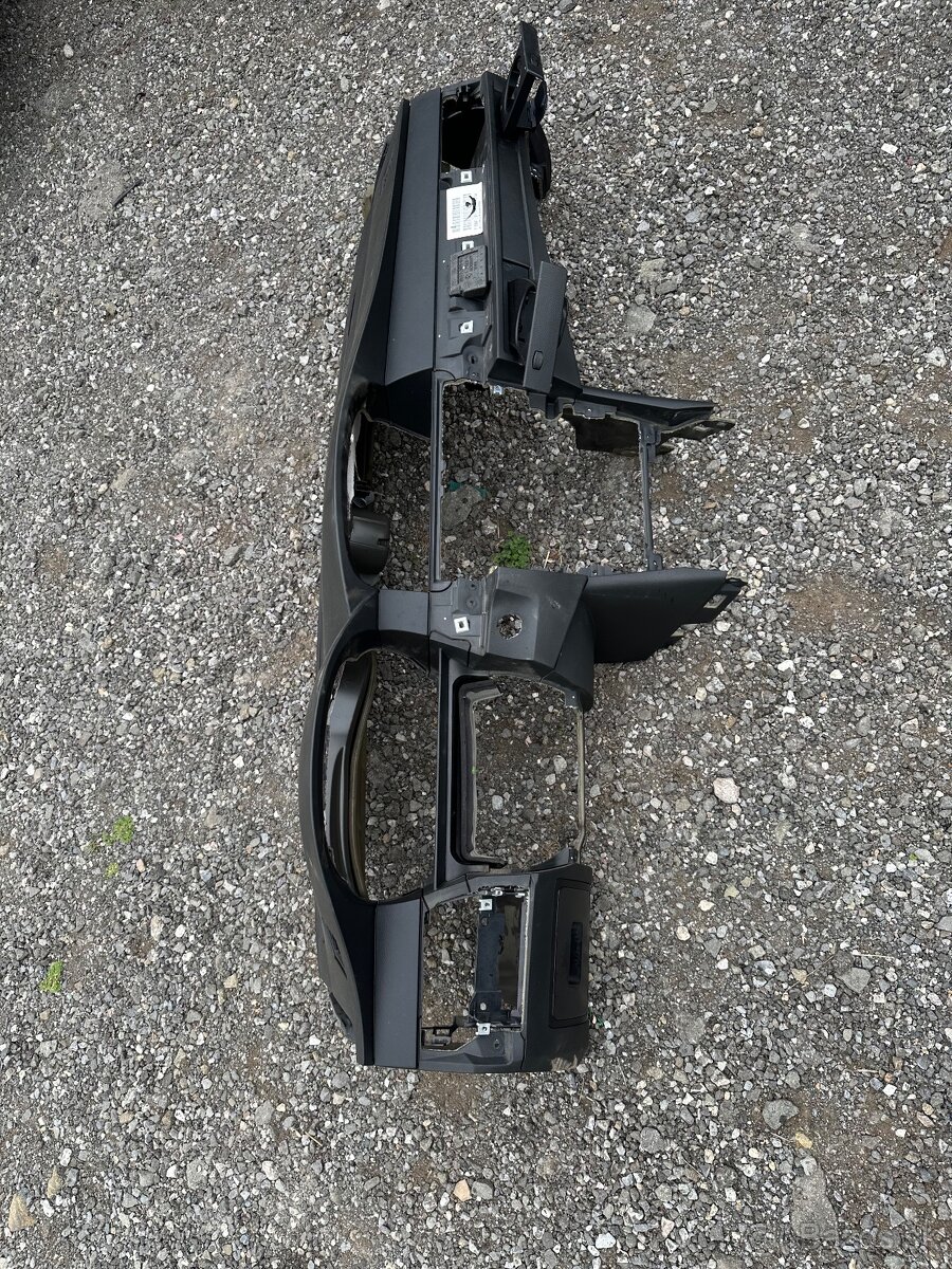 Palubovka BMW e60 e61 s držiakmi nápojov - 2