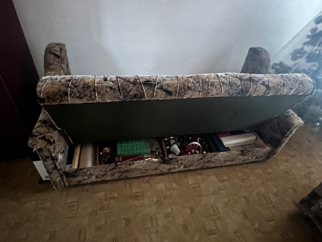 Predám sedačku, 2 kreslá, 3 taburetky - 2