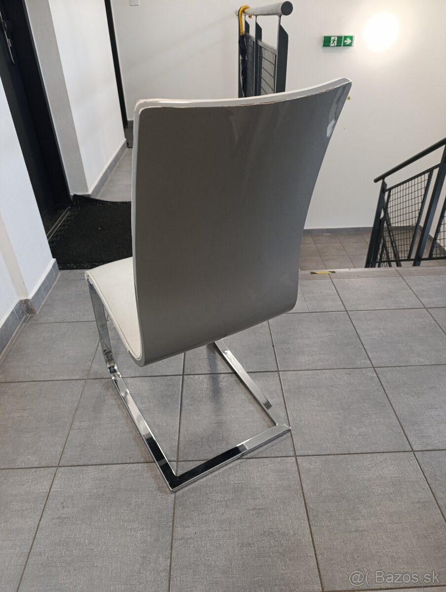 4ks stoličky šedo-bielej farby( 50€-4ks) - 2