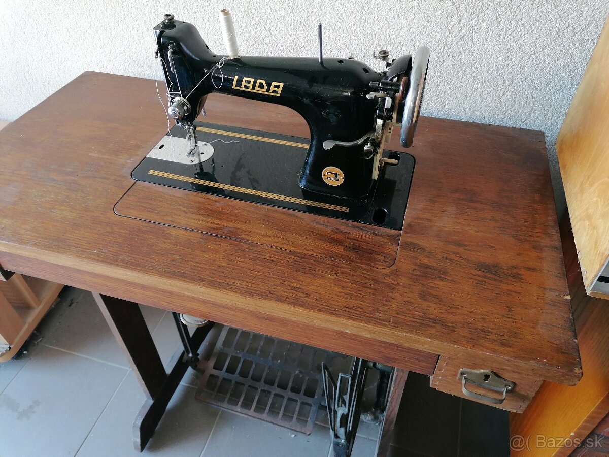 Predám šijací stroj Lada - 2