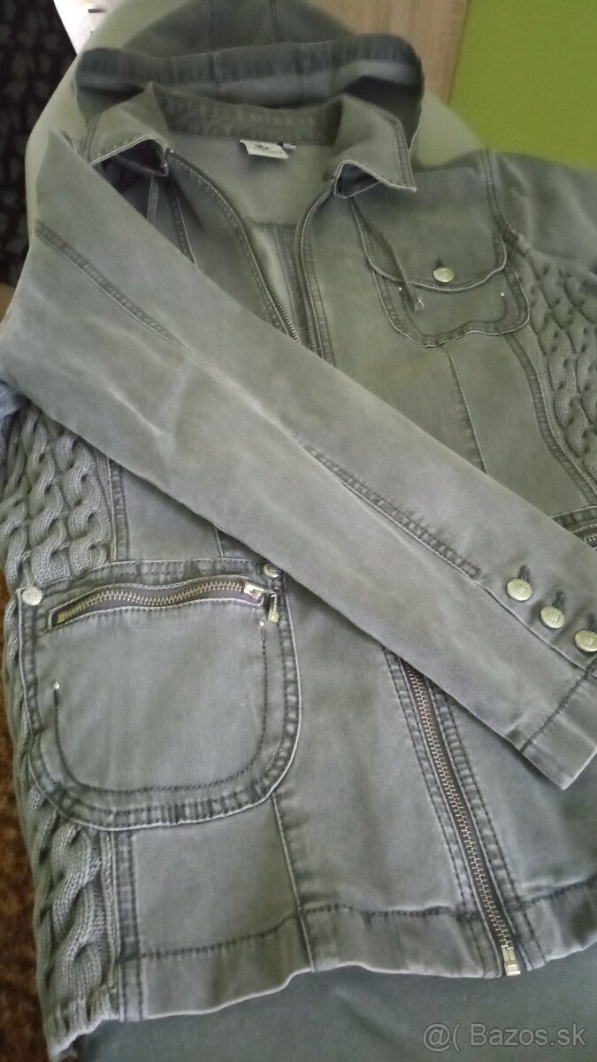 Rifľová bunda s kapucňou. - 2