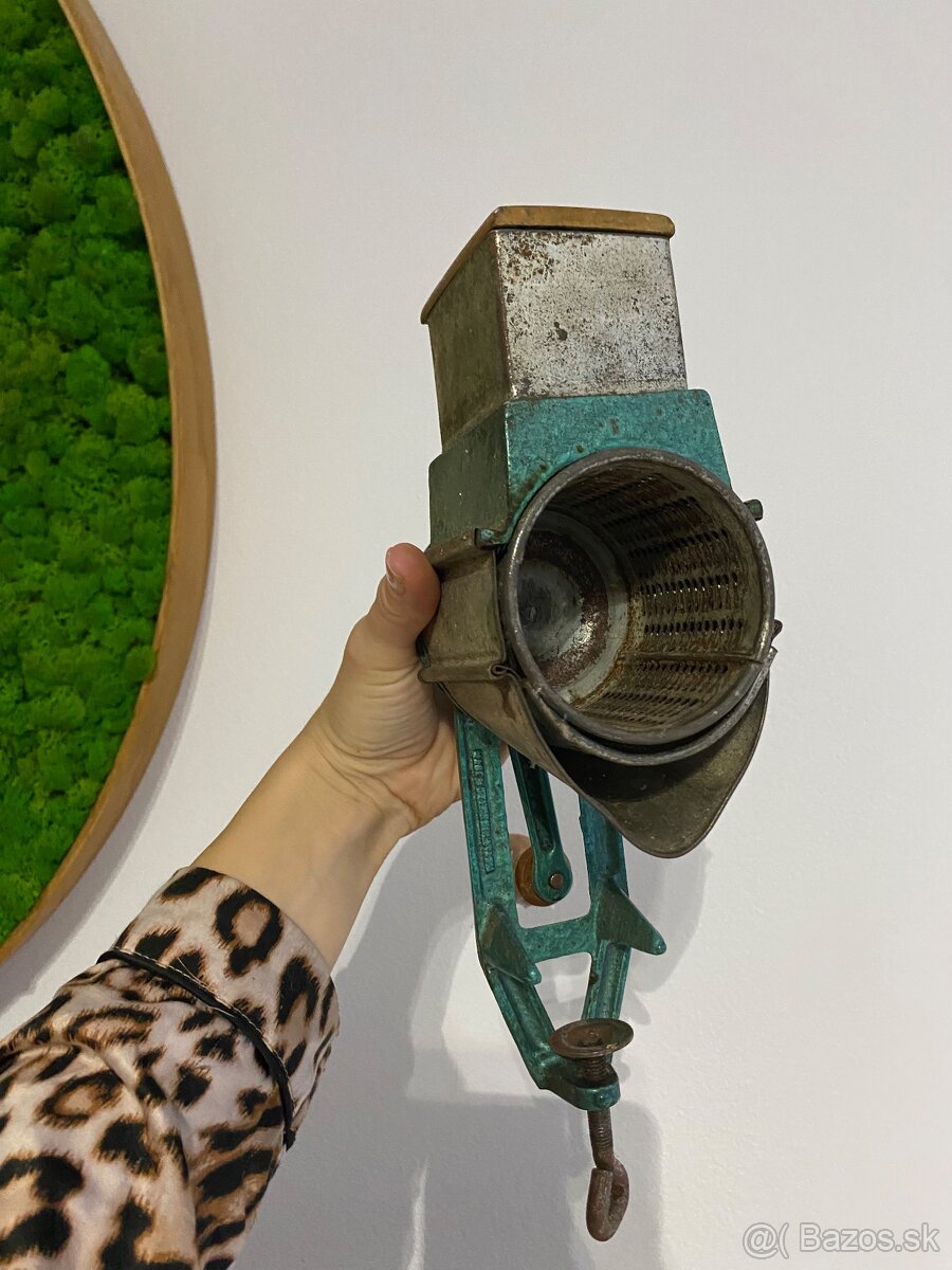 Mlynček na orechy - 2