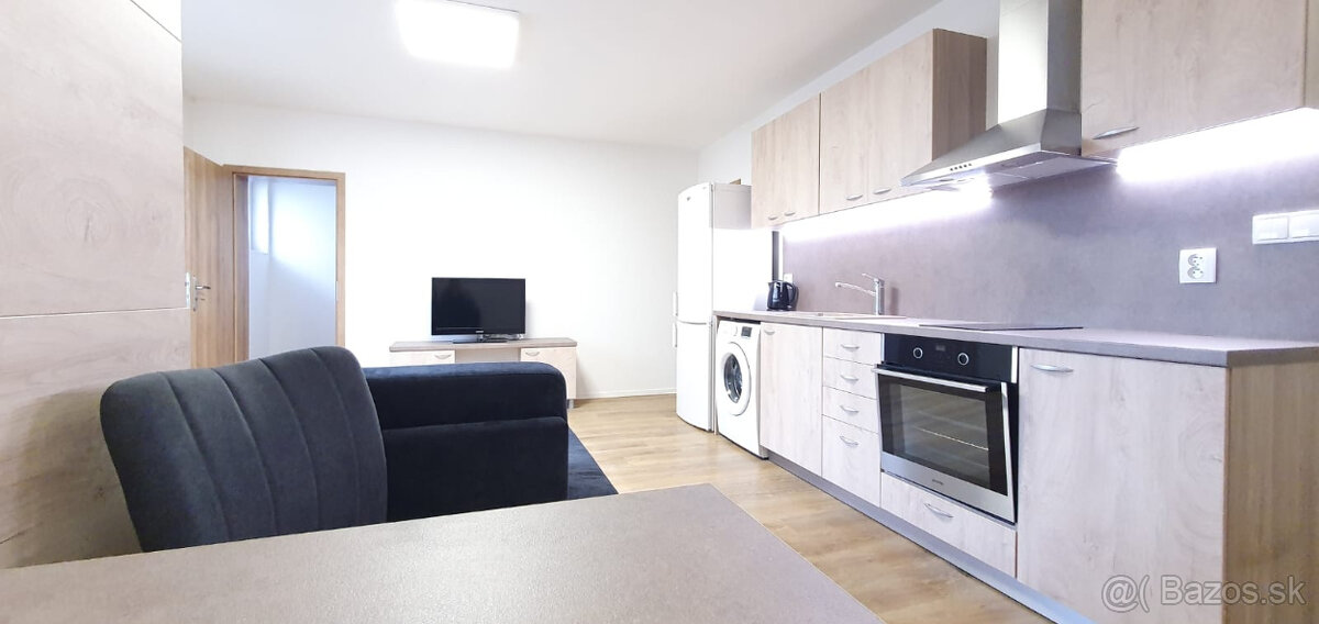 Prenájom 1 izbového bytu s parkovacím státím v centre BB - 2