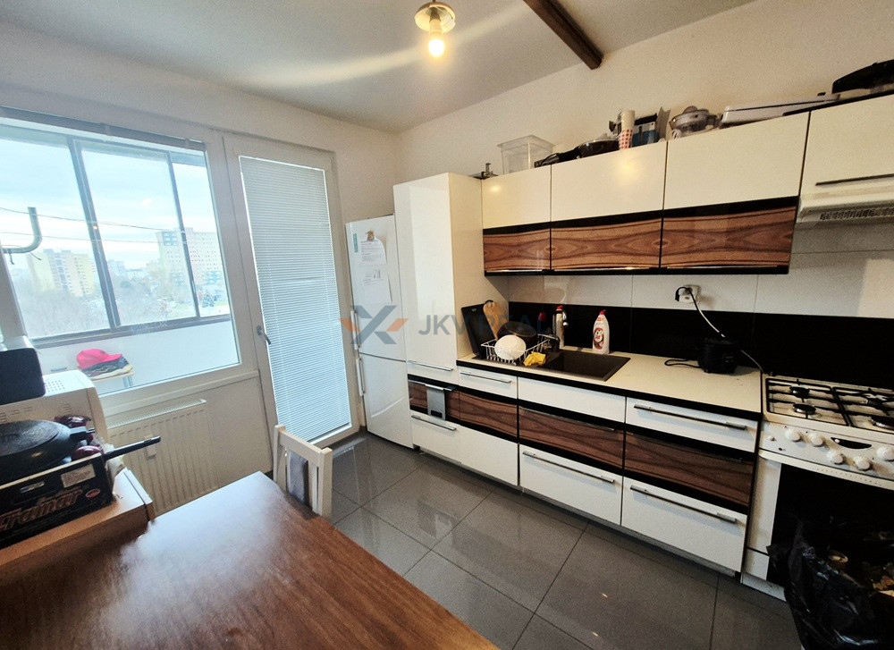 NA PREDAJ PRÍJEMNÝ 3-IZB.BYT S LOGGIOU V OBĽÚBENEJ ČASTI PET - 2