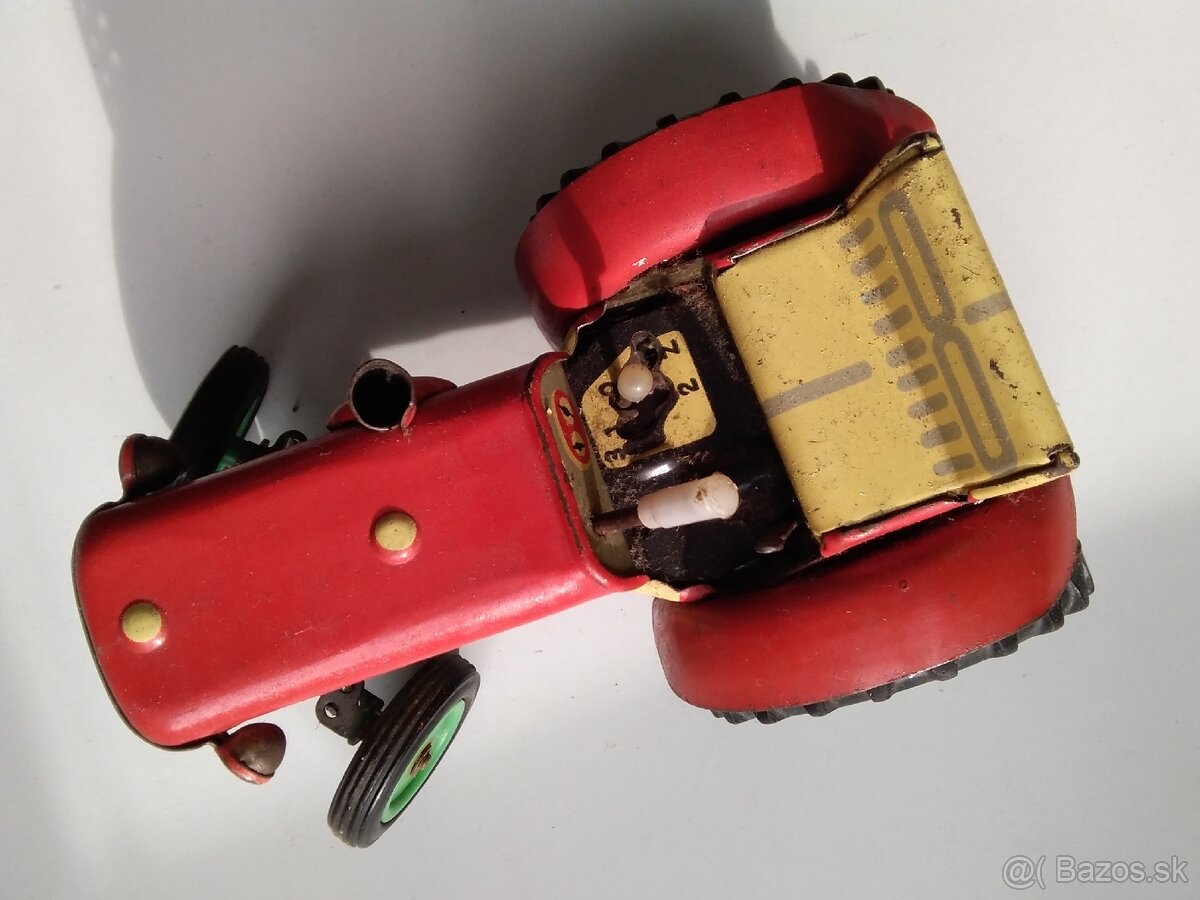 Predám starú hračku Traktor. Na kľúčik. Plechová hračka.
- 2