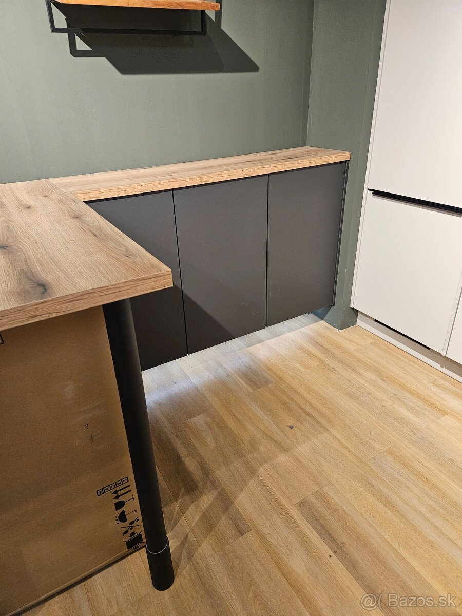 VSTAVANA KUCHYNA Z VYSTAVY - 2