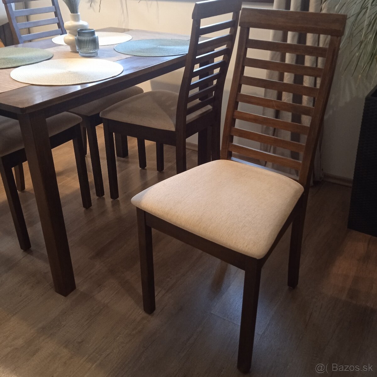 Predám drevený jedálenský stôl + 4 stoličky - 2