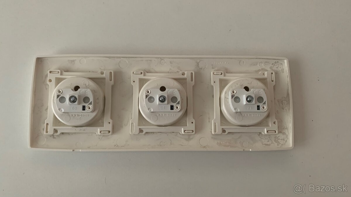 Niko 3-nasobný rámček + 3x kryt zásuvky - 2