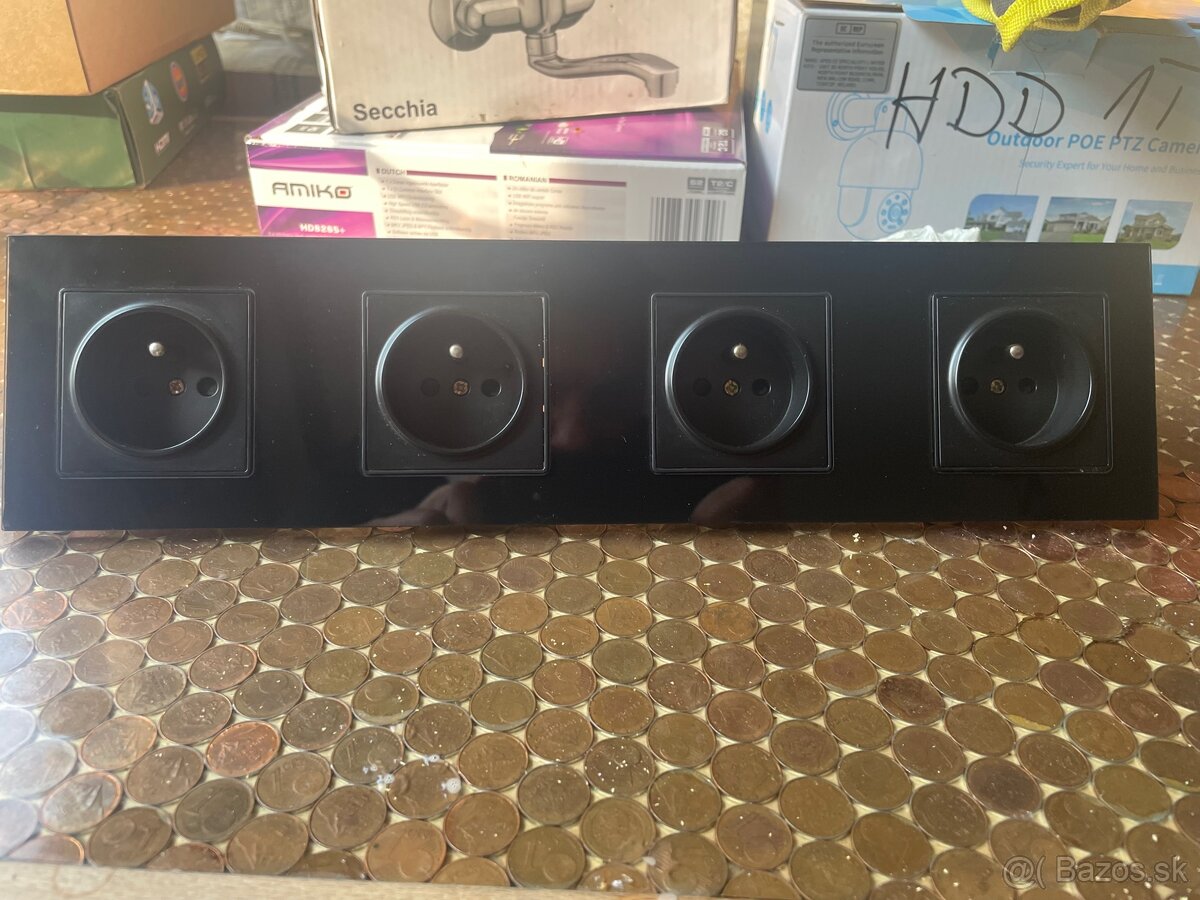 Zásuvka štvorka sklenená čierna - 2