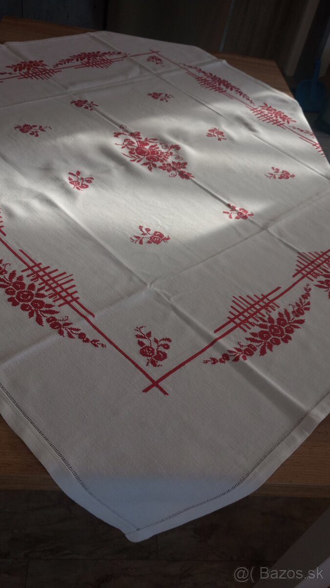 Vyšívaný obrus - 2