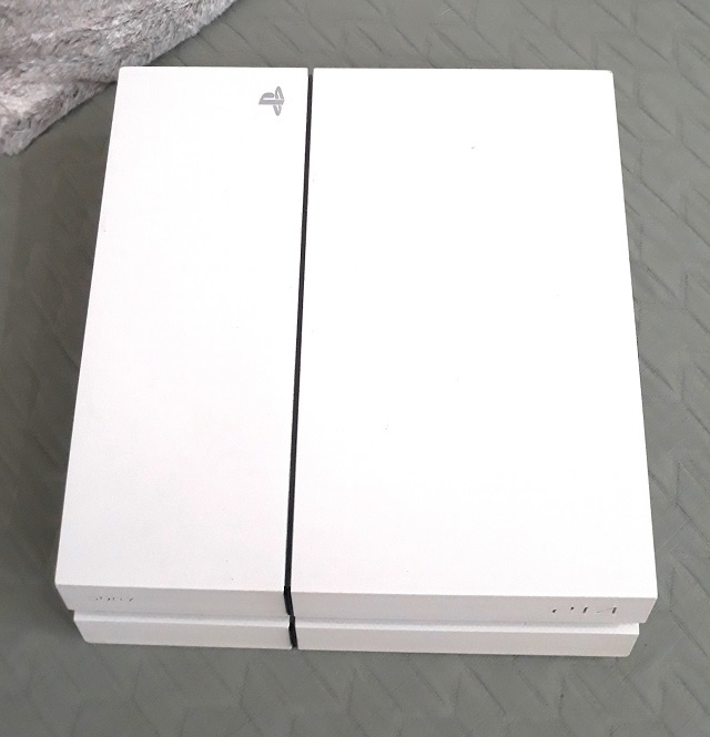 Predám Playstation 4 - 2