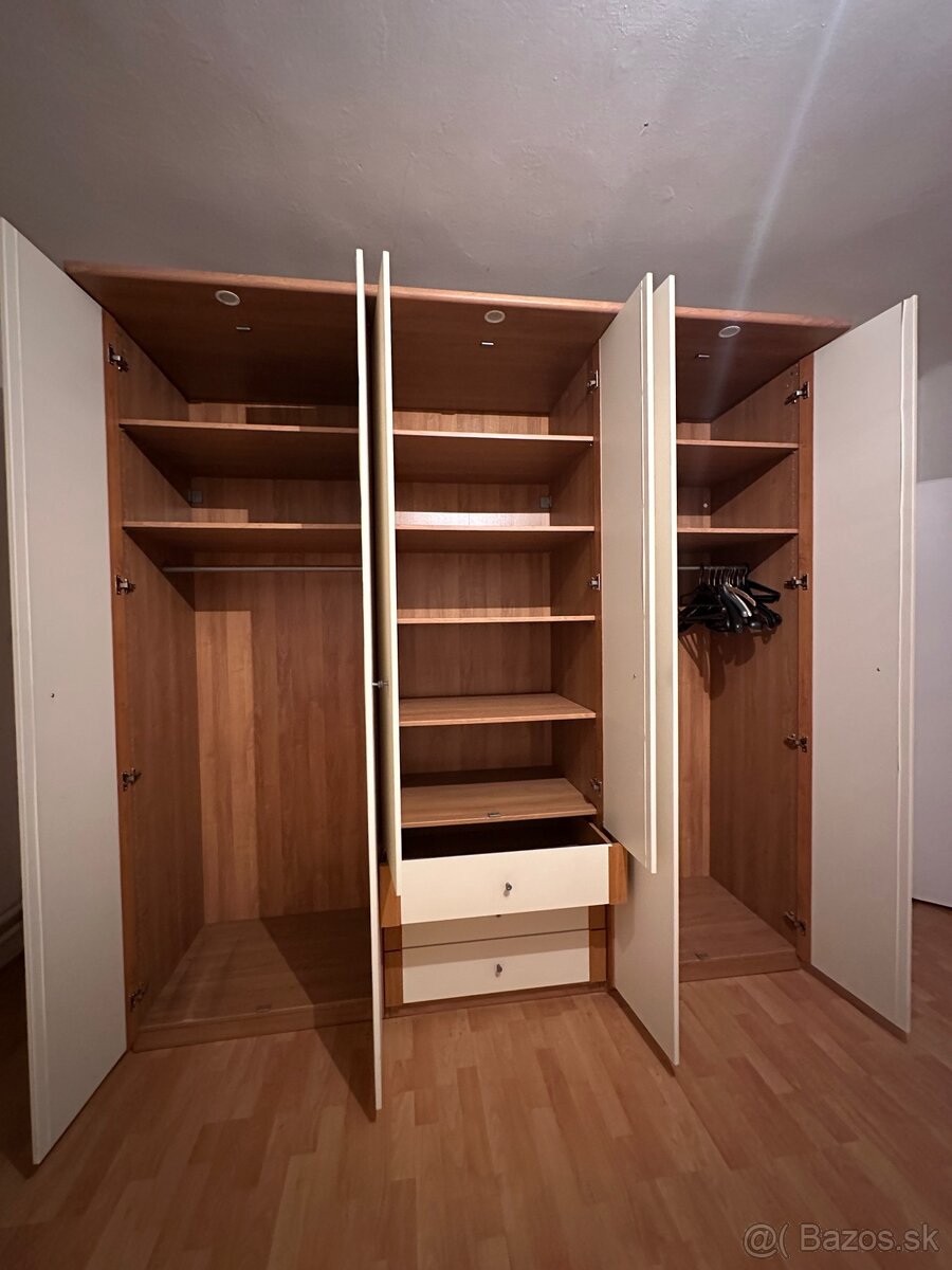 Šatníková skriňa. - 2