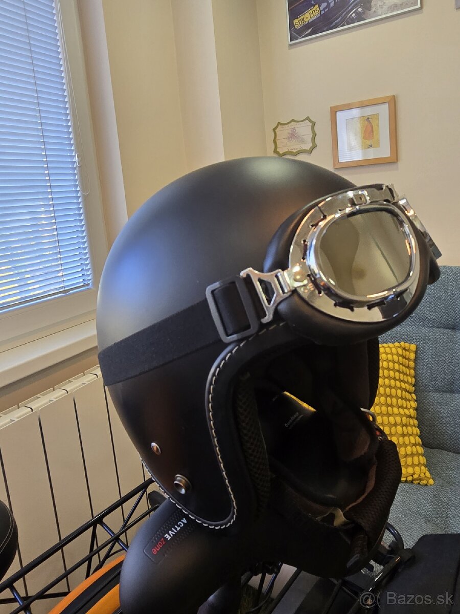Otvorená motoprilba a okuliarmi. - 2