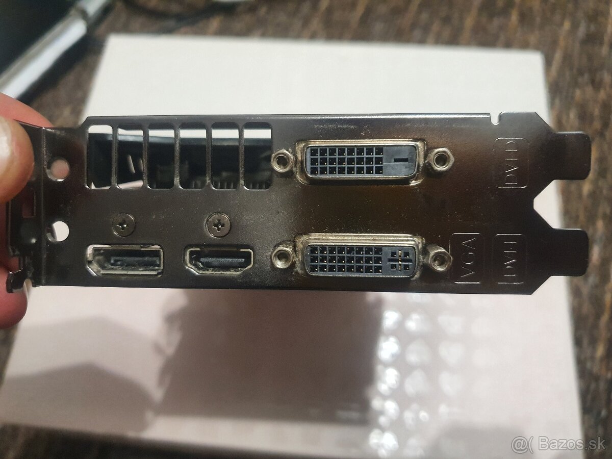 Asus grafická karta - 2