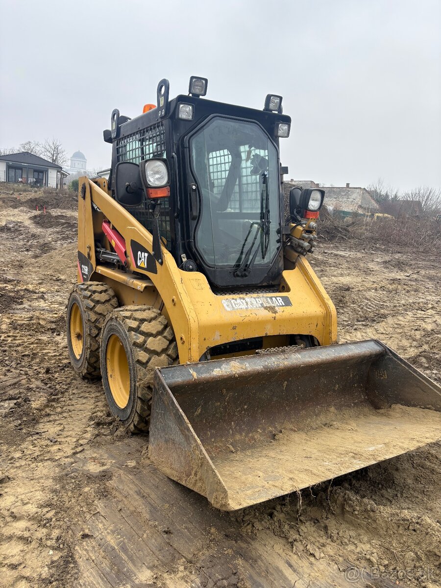 Nakladač smykovy Caterpillar 226B2 - 2