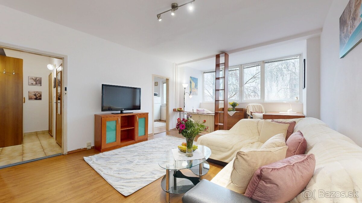 VEĽKÝ 1 izb. byt, ZVÄČŠENÝ o PRACOVŇU, Titogradská Košice - 2