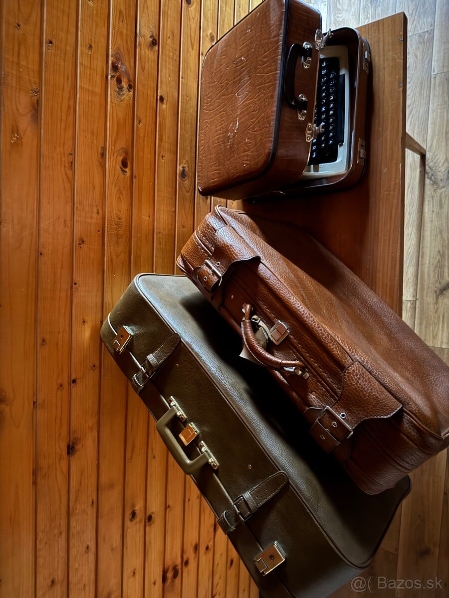Starožitný kufor a písací stroj - 2
