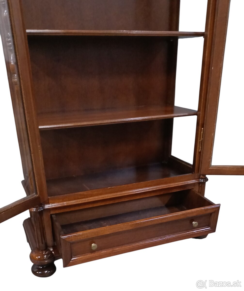 Staroẓ̌itná vitrína - 2