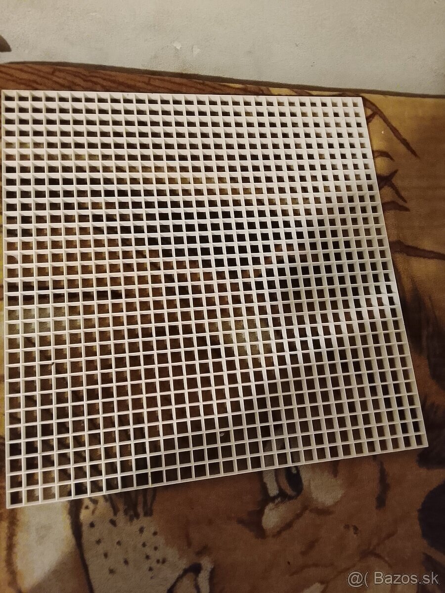 Plastové štvorce pevné - 2