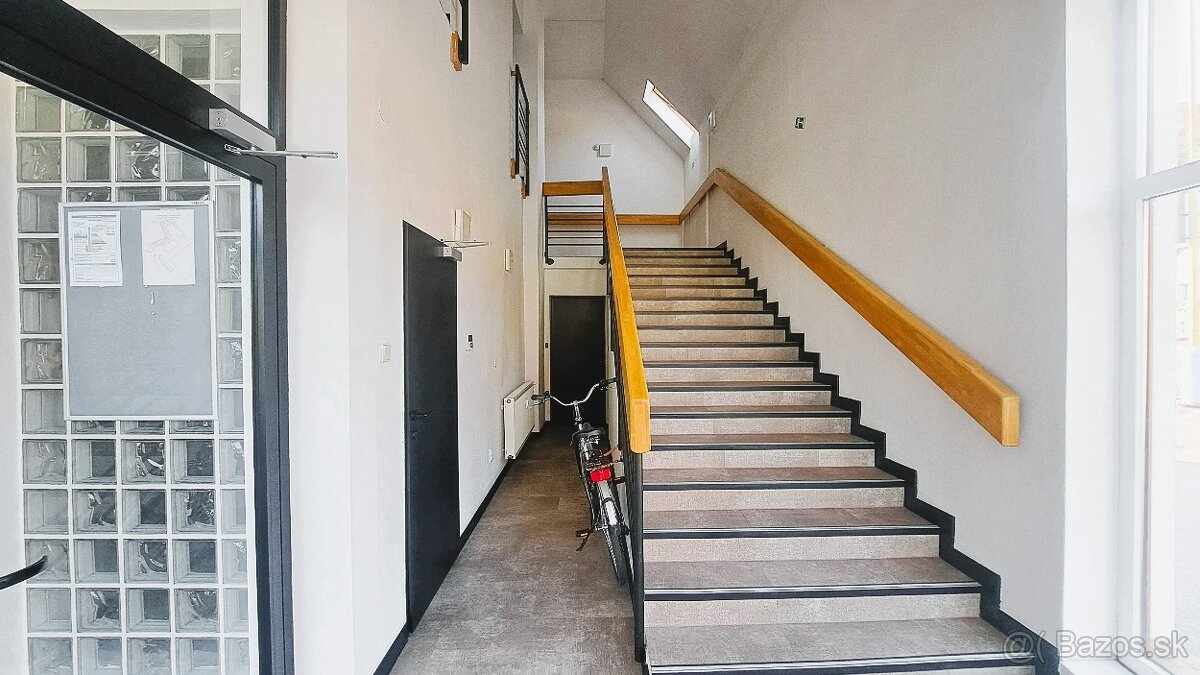 Reprezentatívny kancelársky priestor 40,06 m2 s parkovaním - 2