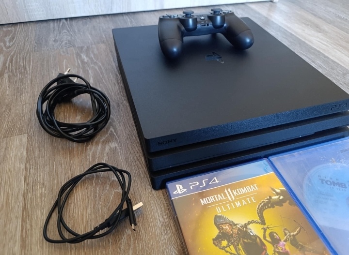 PS4 pro + hry - 2