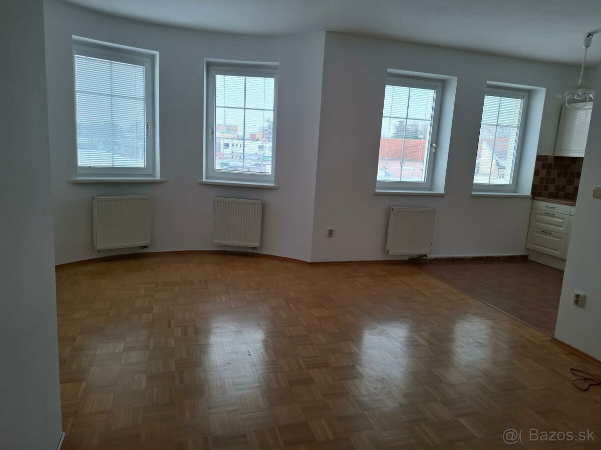 Prenájom 4 izbový byt Zlaté Moravce - 2