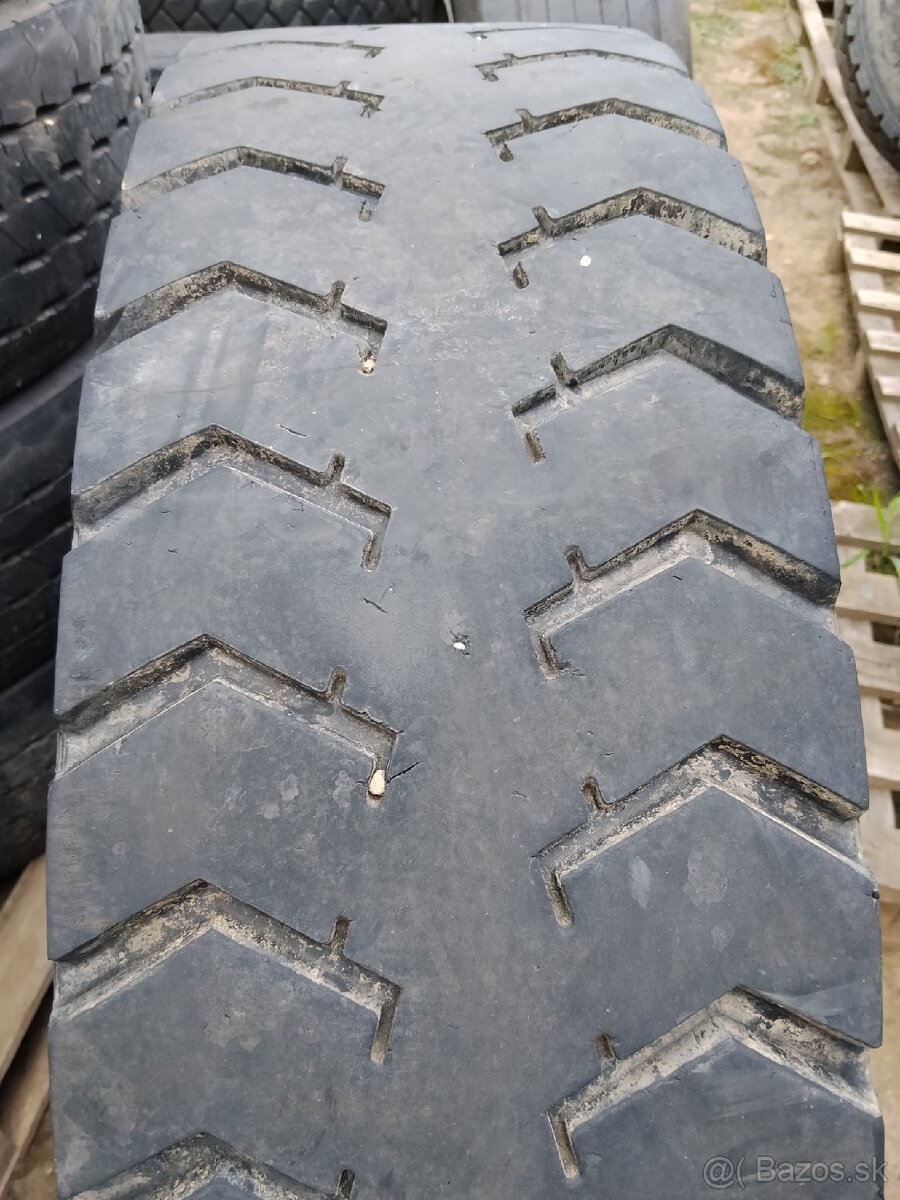 Predám pneu 13 R 22.5 - 2