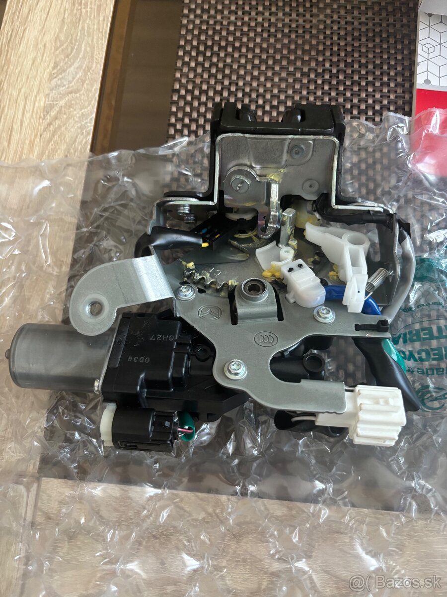 Motorček elektrického kufra mazda cx30 - 2
