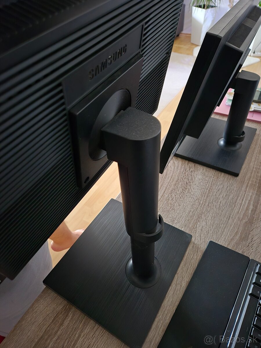 Monitor Samsung NC241 - 2