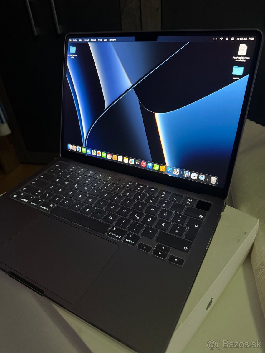 Macbook air 13” M3 8 jadrovy CPU (2024) ako novy - 2