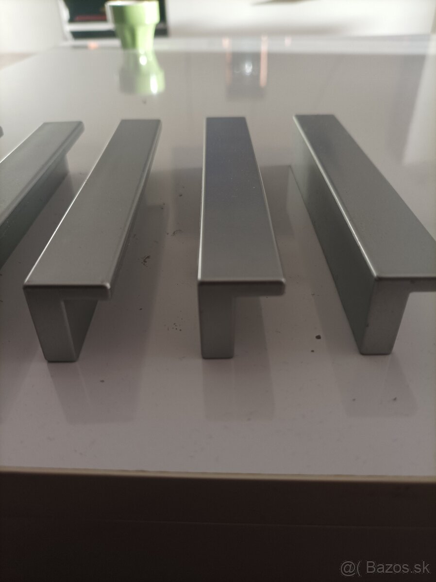 Madlo, úchytka, držiak. - 2