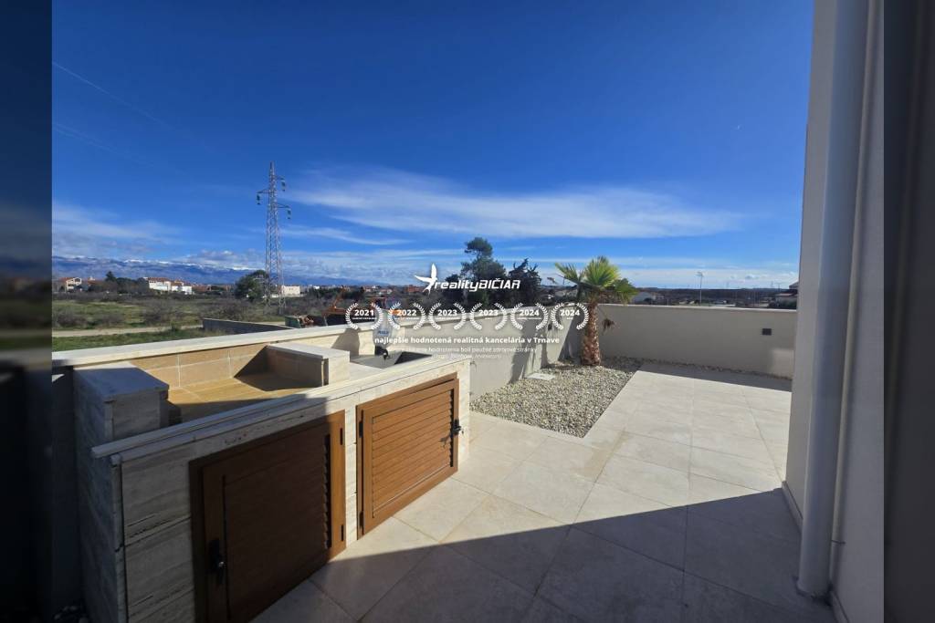 NIN - dvojdom s bazénom - 500 m od centra - 2