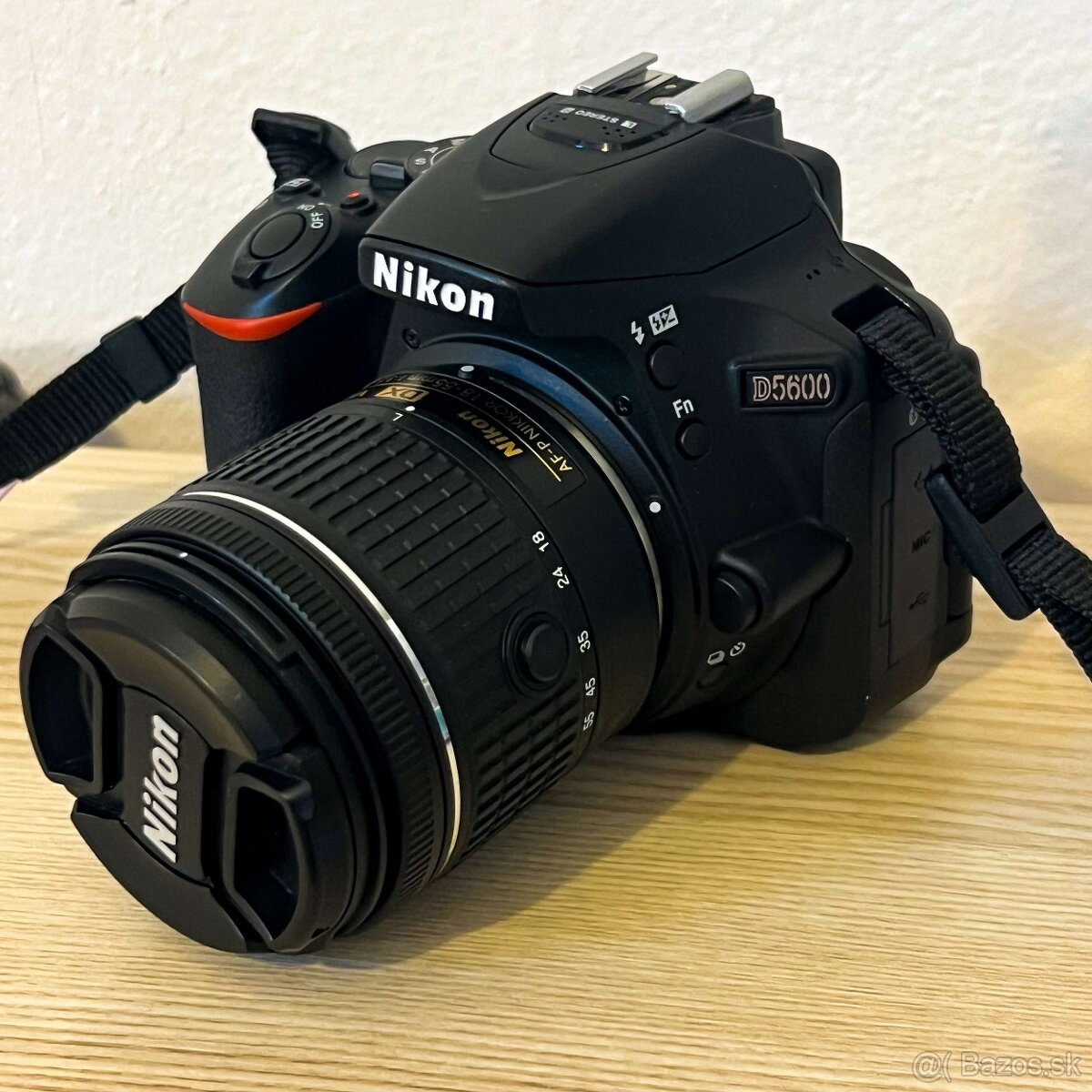 Nikon D5600, objektiv 18 - 55mm, příslušenství - 2