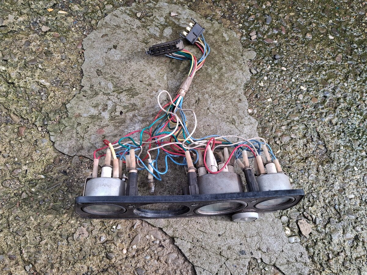 Predám budíky škoda 105 120 - 2