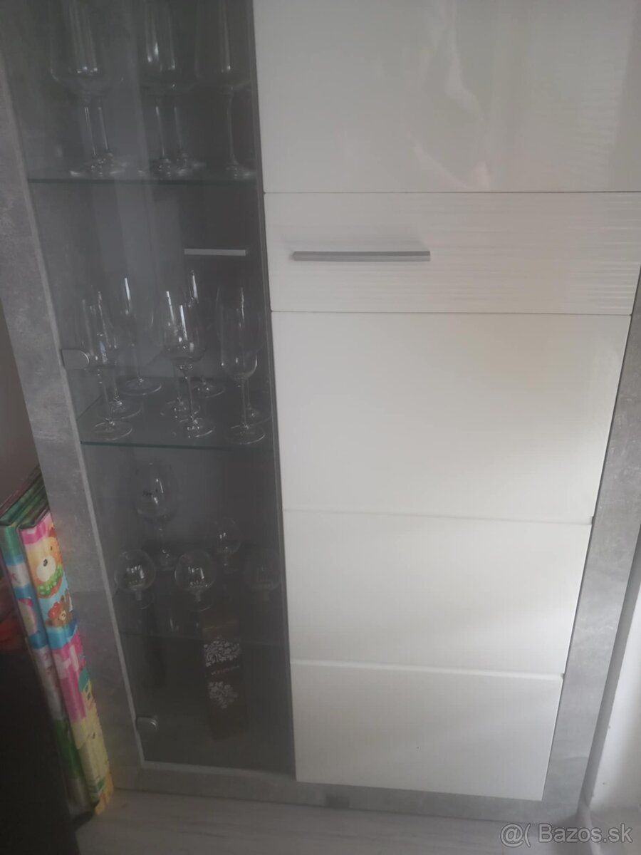 Vitrína betón-biela - 2