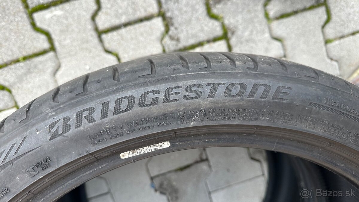 Predam dve letne pneumatiky 235/40R19 Brigestone dobry stav - 2