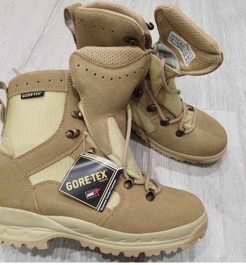 Vojenské oblečenie a obuv - 2