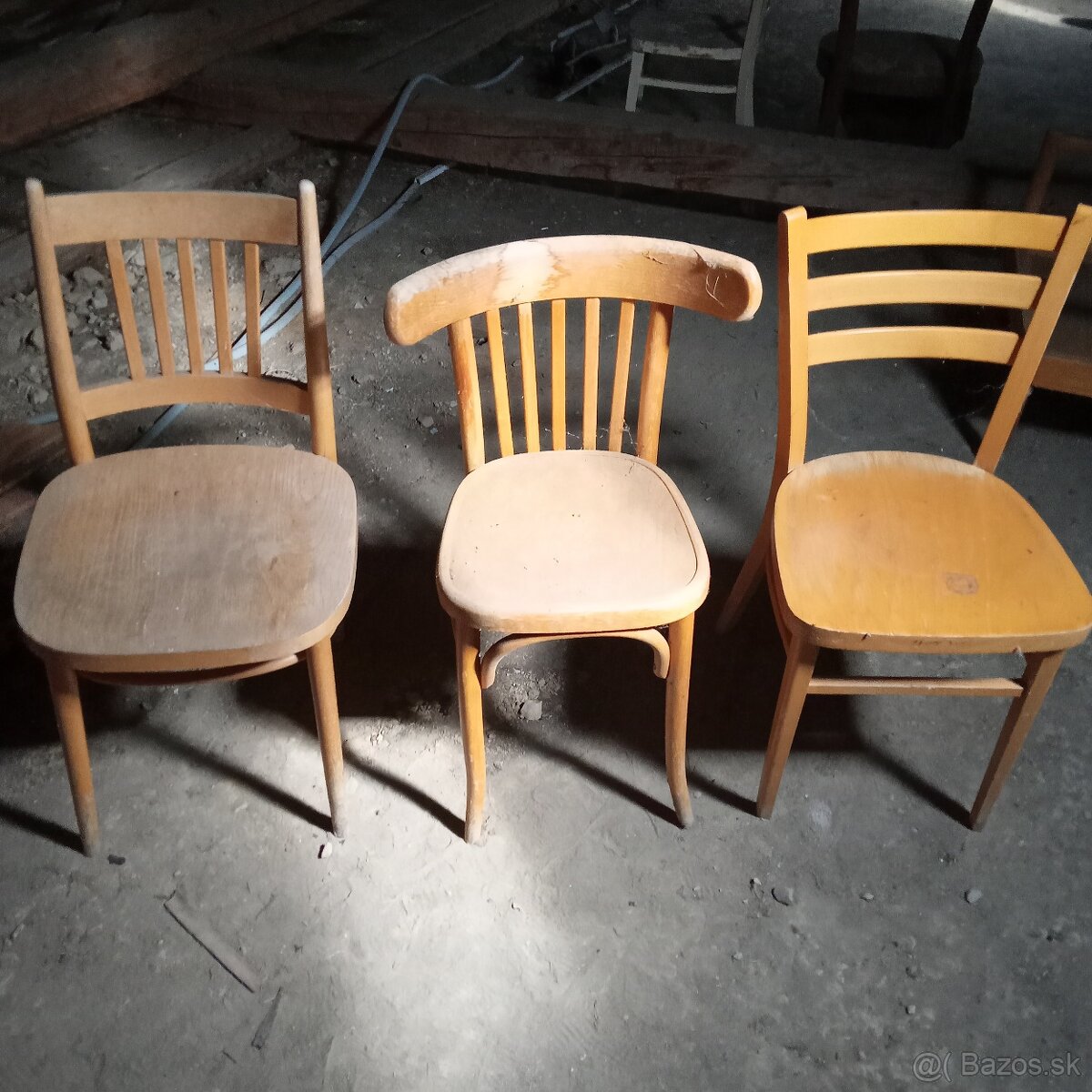 Rôzne staré stoličky a kreslá - 2