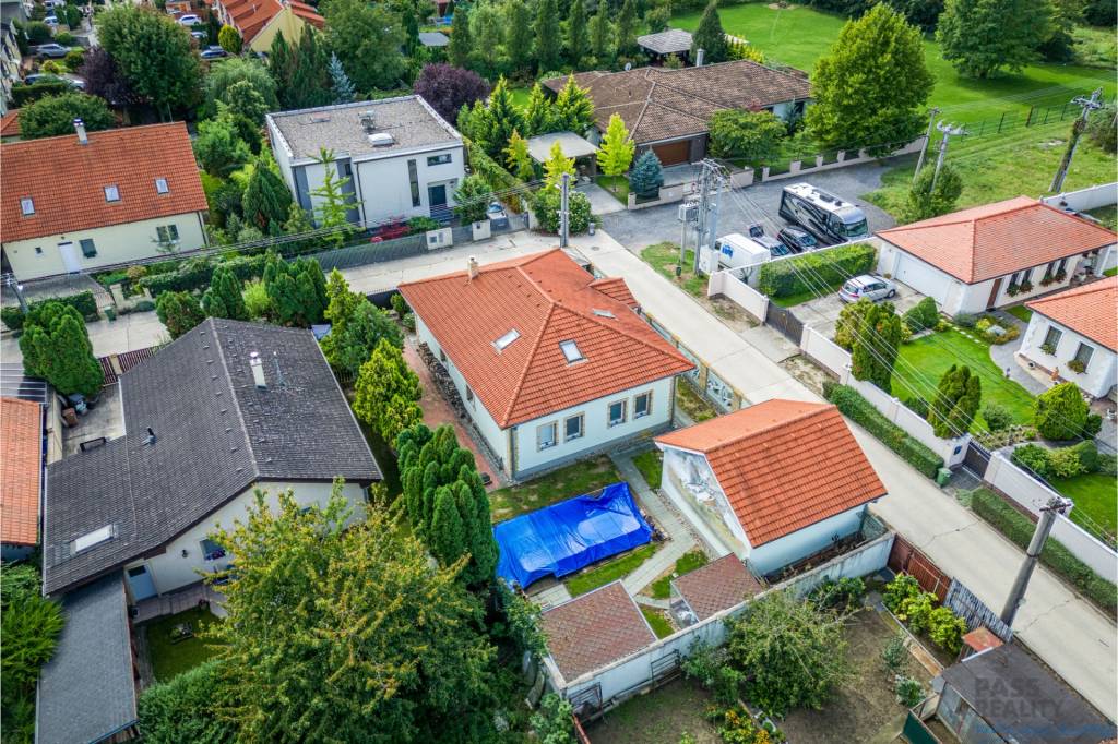 Rodinný dom s podkrovím, 2-garážou, parking, vírivka v srdci - 2